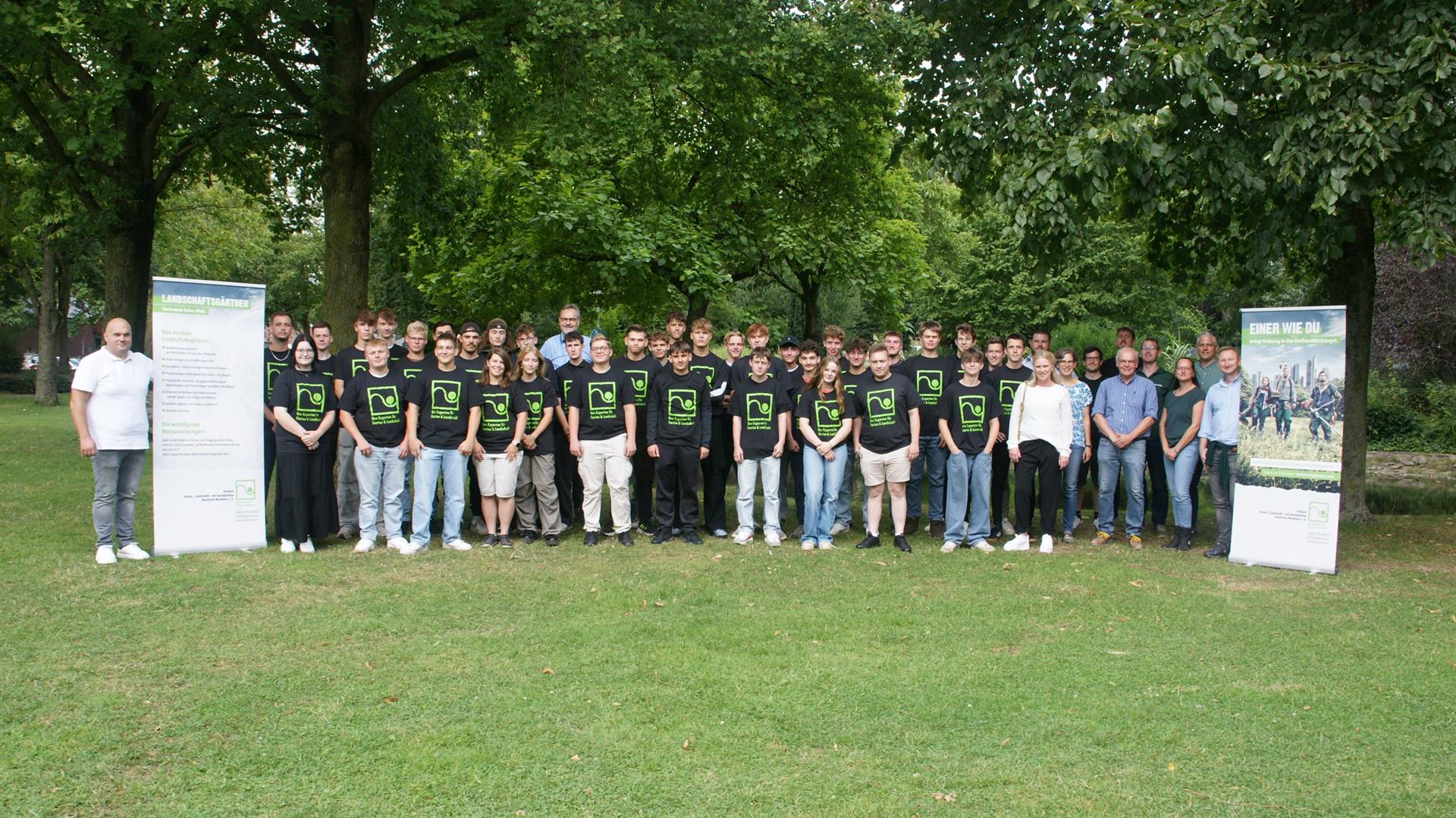 Gruppenfoto der neuen Auszubildenden im Garten- und Landschaftsbau in Wesel